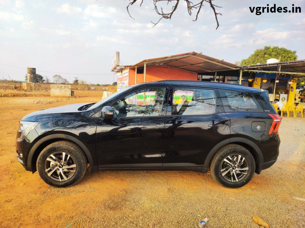 Measuring 4695 mm in length, 1890 mm in width, and 1755 mm in height (with roof rails), the XUV700 commands attention on the road. Its wheelbase of 2750 mm