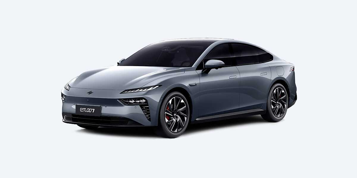 Sleek Dongfeng eπ 007 electric sedan in Night Shadow Black, showcasing its aerodynamic fastback design, split LED headlights with 104 LEDs, and optional electric scissor doors, parked against a modern city backdrop.